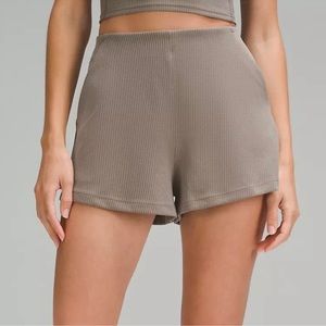 BNWT Lululemon Nomad Ribbed Softstreme Shorts Size 4